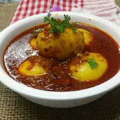 A picture of Tangy & spicy egg curry.