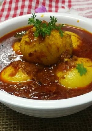 A picture of Tangy & spicy egg curry.