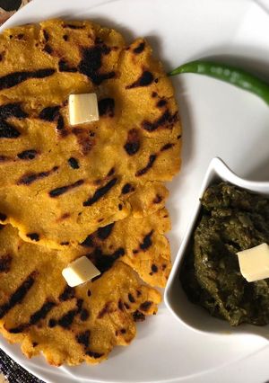 A picture of Makki ki Roti & Sarso ka Saag.