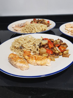 Una foto de Salmón a la plancha con verduras asadas y espaguetis con trufa