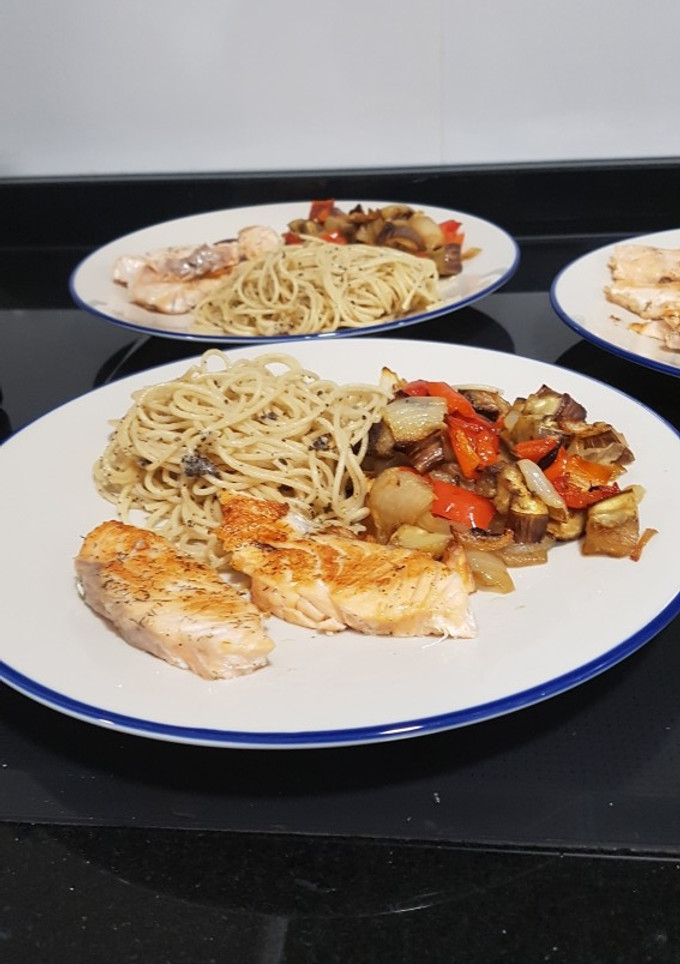 Una foto de Salmón a la plancha con verduras asadas y espaguetis con trufa