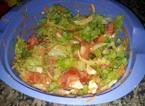 Una foto de Ensalada de lechuga, tomate, zanahoria, cebolla y huevo duro