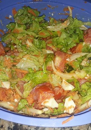 Una foto de Ensalada de lechuga, tomate, zanahoria, cebolla y huevo duro