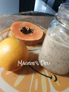 Una foto de Licuado de naranja, papaya, avena y chía