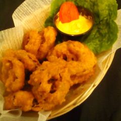 A picture of Guinness battered onion rings.