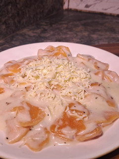 A picture of Farfalle cheezy pasta with white sauce.
