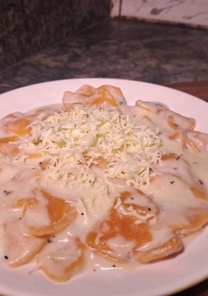 A picture of Farfalle cheezy pasta with white sauce.