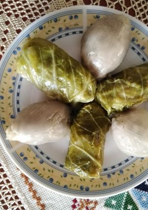 Φωτογραφία της συνταγής Λαχανοντολμάδες και κρεμμυδοντολμάδες σε μια κατσαρόλα
