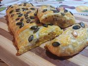 Una foto di strudel salato di pasta sfoglia