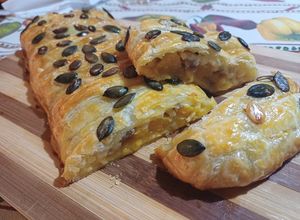 Foto di Strudel salato con zucca, salsiccia e provola