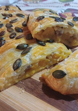 Foto di Strudel salato con zucca, salsiccia e provola