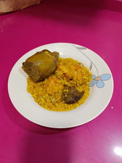 Una foto de Arroz con pollo, higadito y alcachofas