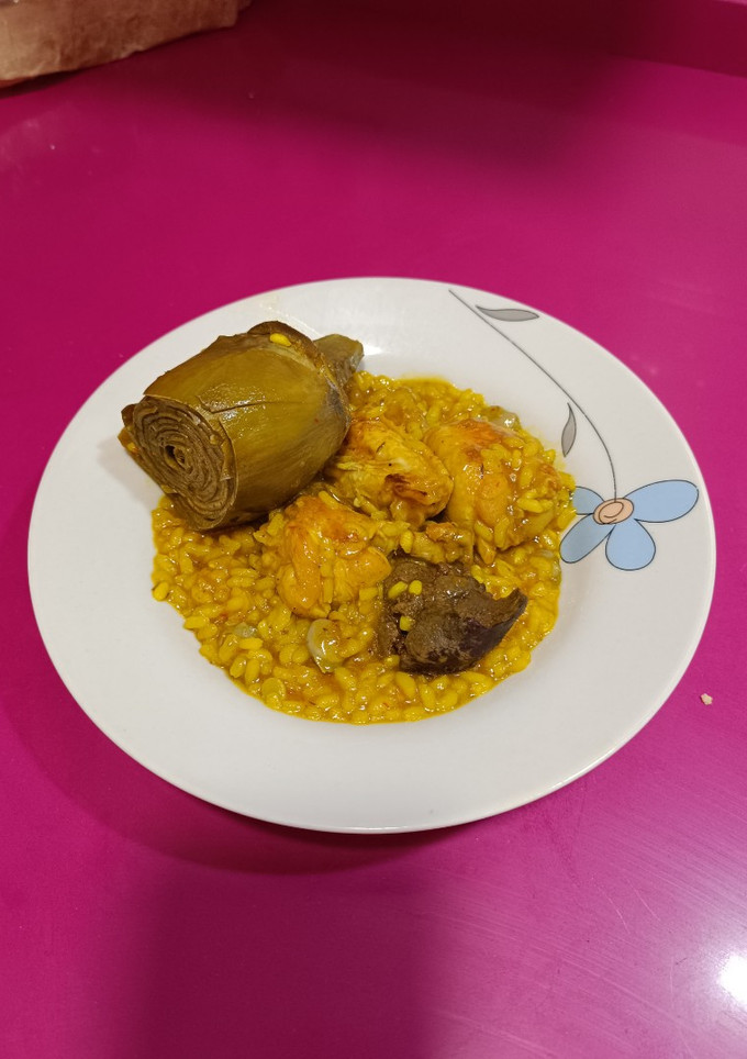 Una foto de Arroz con pollo, higadito y alcachofas