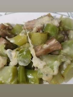 Una foto de Salteado de tronquitos de champiñón y brócoli (aprovecho todo!!)