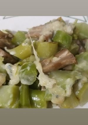 Una foto de Salteado de tronquitos de champiñón y brócoli (aprovecho todo!!)