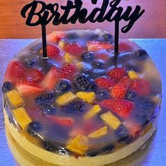 A picture of Bavarian cream cake with fruits.