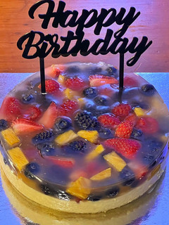 A picture of Bavarian cream cake with fruits.