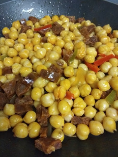Una foto de 🍲 Garbanzos fritos con chorizo