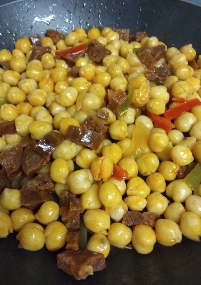 Una foto de 🍲 Garbanzos fritos con chorizo