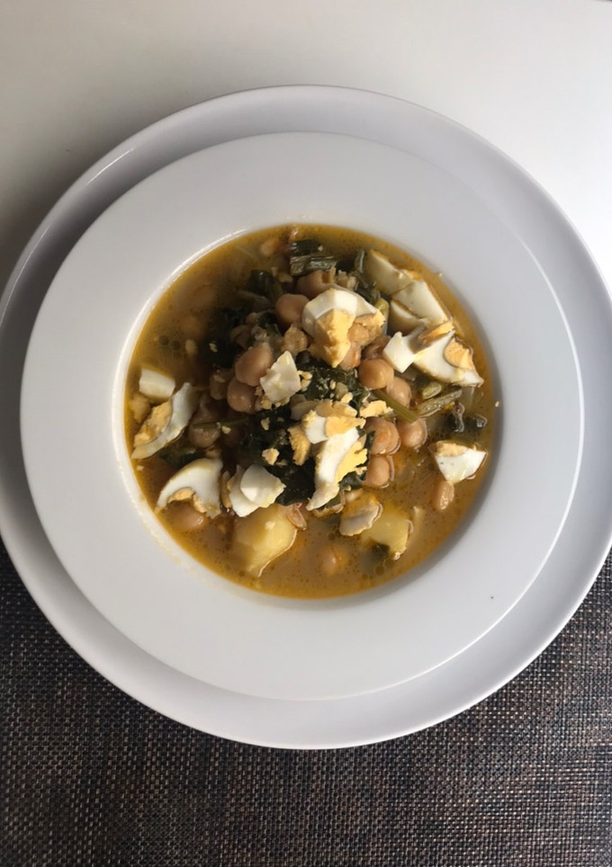 Una foto de Potaje vegetariano de garbanzos y acelgas silvestres