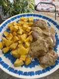 Solomillo de cerdo con salsa de pimienta y patatas
