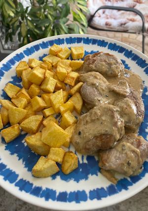 Una foto de Solomillo de cerdo con salsa de pimienta y patatas