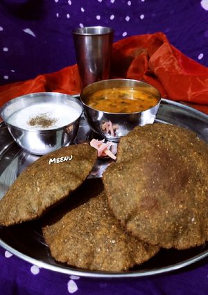 बथुआ की पूरी(bathua ki poori recpe in hindi) रेसिपी मुख्य फोटो