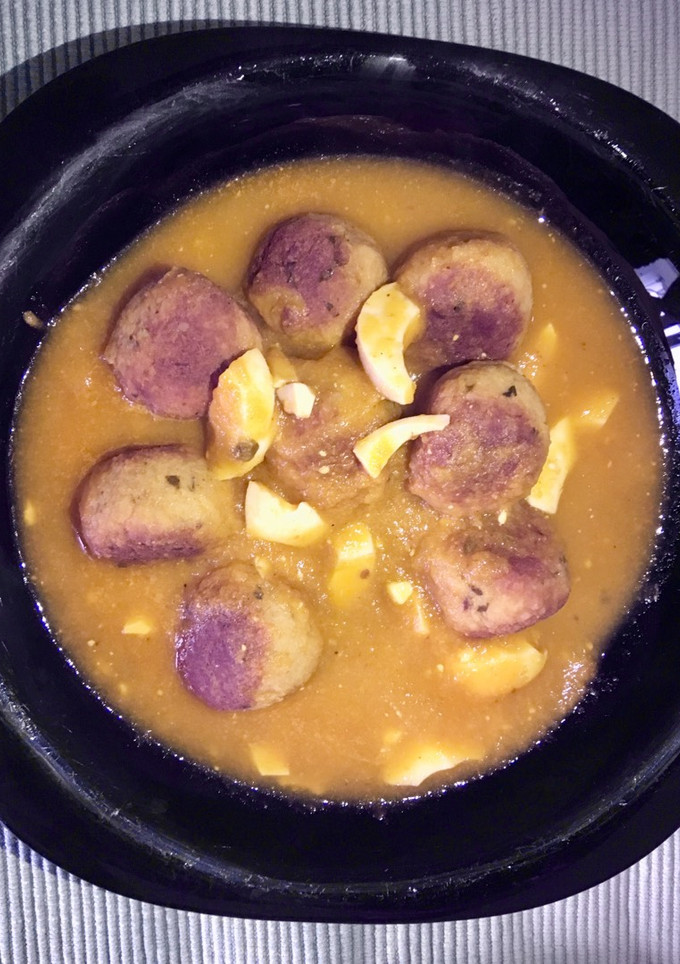 Una foto de Sopa de albóndigas de merluza y atún caseras