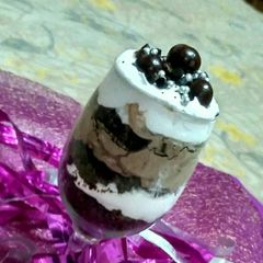 A picture of Oreo chocolate mousse.