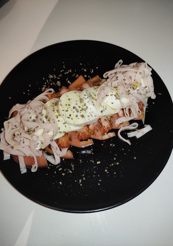 Una foto de Ensalada de mozzarella 🧀🥗