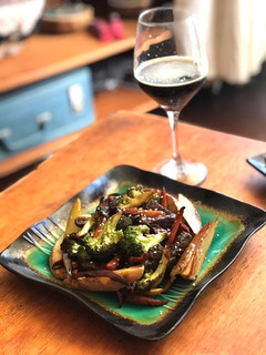 Una foto de Salteado de verduras y carne