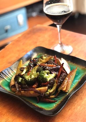 Una foto de Salteado de verduras y carne