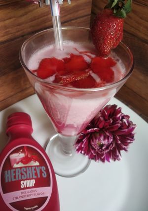 স্ট্রবেরি শরবত(strawberry sharbat recipe in Bengali) রেসিপির প্রধান ছবি
