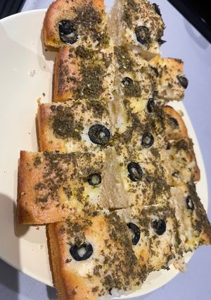 صورة لوصفة كيكة الزعتر والجبن والزيتون