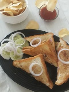 तवा आलू सैंडविच(tawa aloo sandwich recipe in hindi) रेसिपी मुख्य फोटो