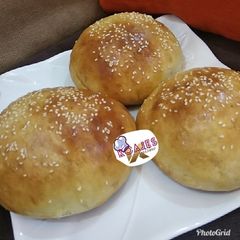 A picture of Sesame burger buns.