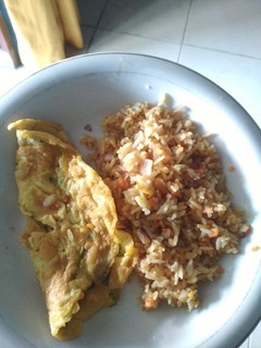 Foto resep Nasi goreng telur dadar simple (tanpa minyak)
