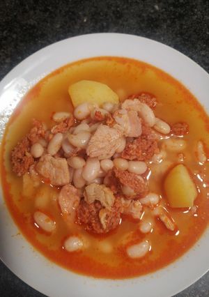 Una foto de Judías blancas con lomo y chorizo