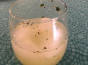 Una foto de limonada con jengibre