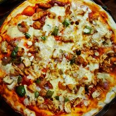 A picture of Chicken Tandoori Pizza.