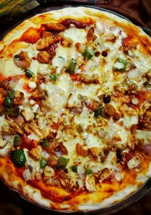A picture of Chicken Tandoori Pizza.