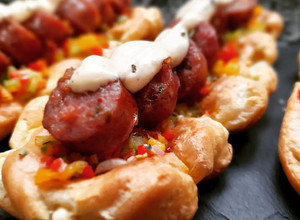 Foto principal de Choripan con salsa criolla en base de masa choux