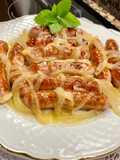 Salchichas frescas encebolladas