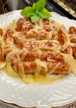 Una foto de Salchichas frescas encebolladas