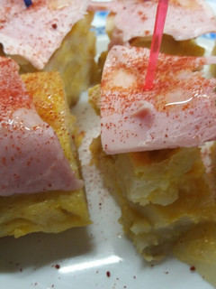 Una foto de Pincho de tortilla y lacón asado