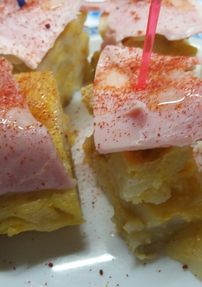 Una foto de Pincho de tortilla y lacón asado