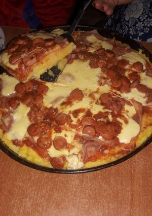Una foto de Polenta a la pizza con salchichas