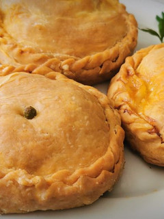 Una foto de Panades de Carne con Sobrasada y Guisantes