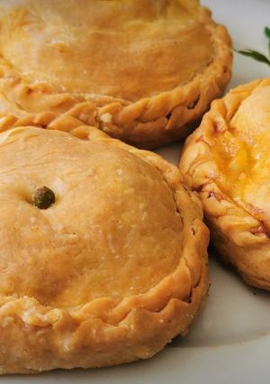 Una foto de Panades de Carne con Sobrasada y Guisantes