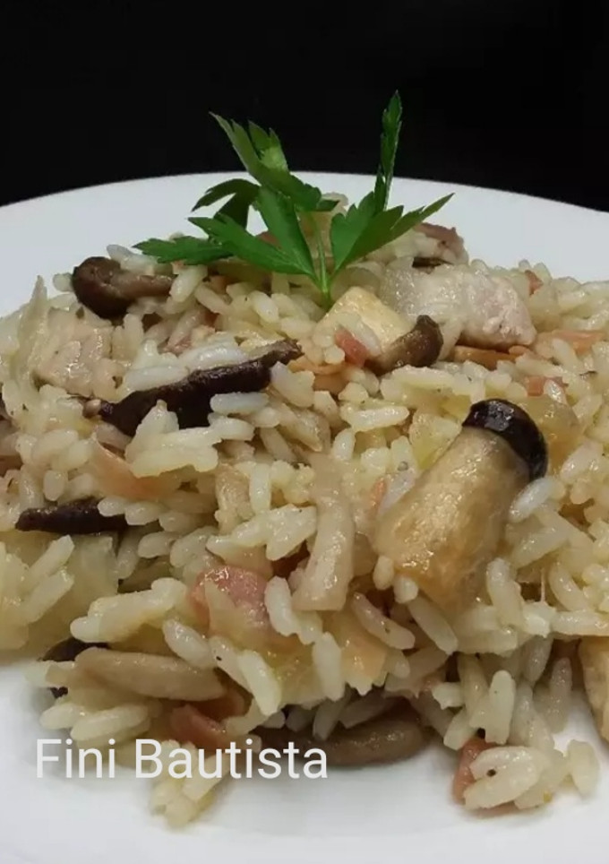 Una foto de Arroz blanco con setas exóticas